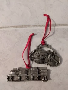 (2) Silber Dollar City Zinn Weihnachtsschmuck - 2005-06: Opernhaus & Mühle - Bild 1 von 10