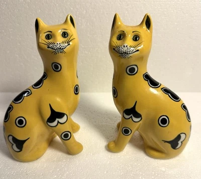 A Pair of Griselda Hill Pottery Wemyss Ware Yellow Galle Cats  - 7" /  18cm - Image 1 of 4