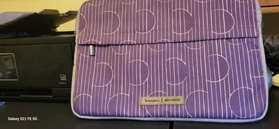 Funda para computadora Targus para una computadora portátil de 13 pulgadas o más pequeña Foto 1 de 2