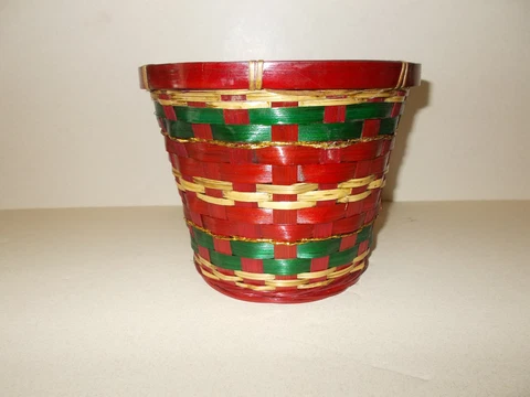 VINTAGE ROUND CHRISTMAS WICKER BASKET RED, GREEN, BEIGE,GOLD SOFT PLASTIC LINER Cover