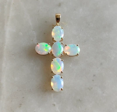 Colgante delicado colgante de cruz de piedras preciosas de ópalo de fuego de oro macizo de 10 quilates Foto 1 de 4