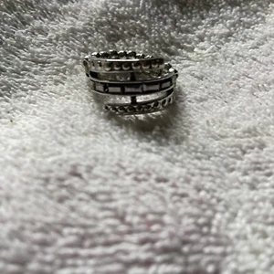 ~More To Go Around~ Silver Stretch Ring Paparazzi Jewelry - Picture 1 of 4