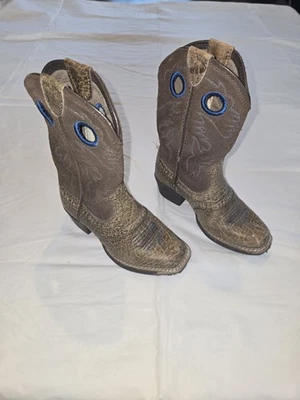 Ariat Niños Cuero Western Puntera Cuadrada Botas Talla 9 Marrón Con Acentos Azules Foto 1 de 4