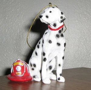 #1348 DALMATINER MIT FEUERWEHRMÜTZE KUNSTHARZ WEIHNACHTSSCHMUCK 5x4 - Bild 1 von 2