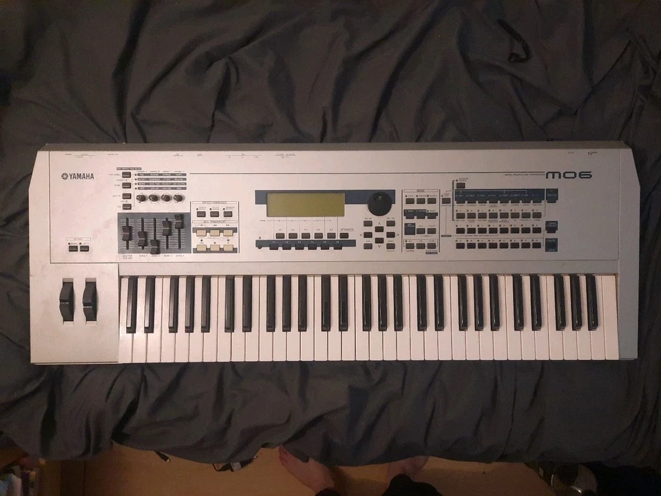 Yamaha MO6  Music Production Synthesizer (2005)  Workstation [61 Keys] - Bild 1 von 4