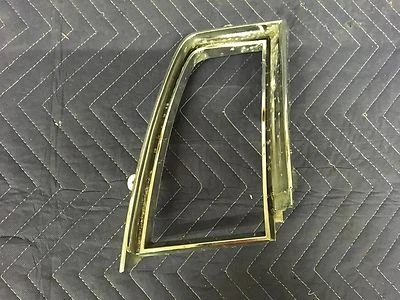 Moldura traseira esquerda 74 Chevy Monte Carlo - Imagem 1 de 2