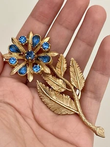Vintage Matt Gold Tone Blue Rhinestone 3D Flower Brooch - Superbly Made! - Picture 1 of 4