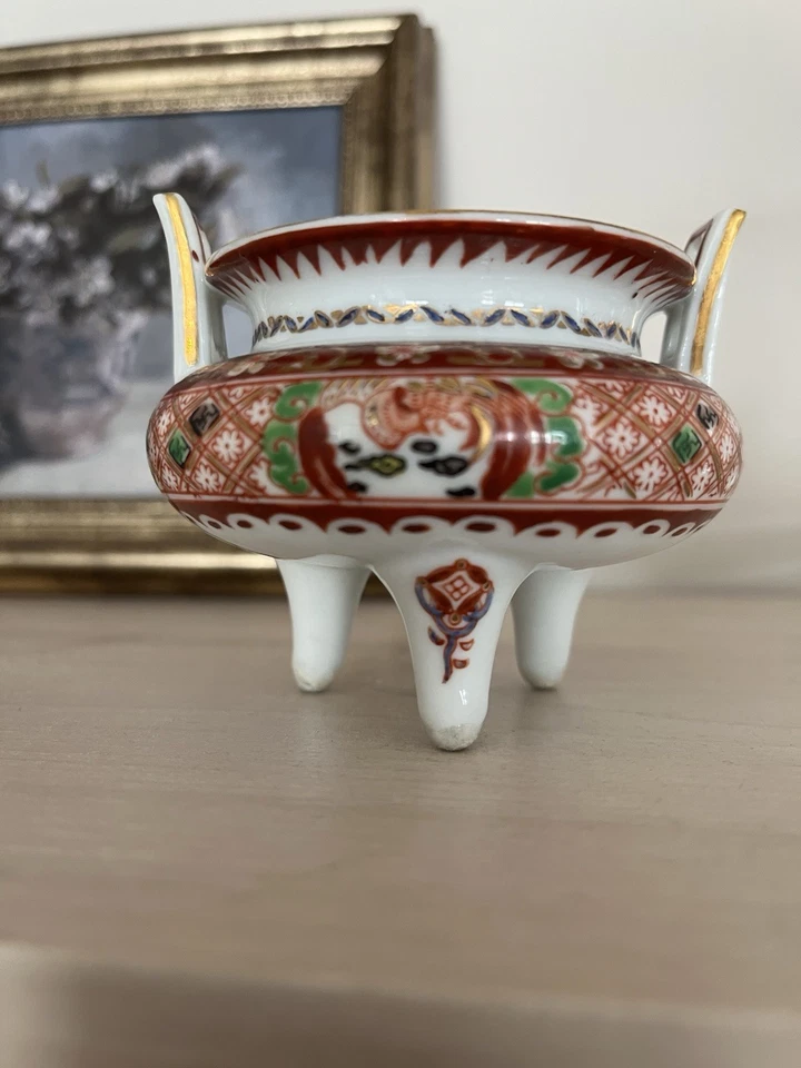 Un incensario trípode japonés de porcelana Kutani Foto 1 de 4