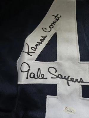 CAMISETA AUTO FIRMADA POR GALE SAYERS KANSAS COMET HOF KANSAS JAYHAWKS BEARS J.S.A. Cer Foto 1 de 4
