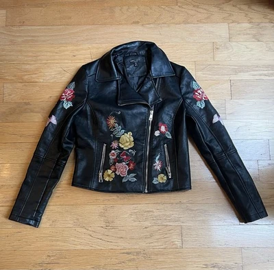 CHAQUETA MOTO ROMEO + JULIETA IMITACIÓN CUERO VEGANO FLORES BORDADAS talla M Foto 1 de 4