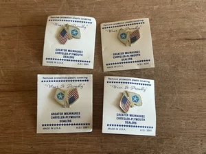 Chrysler Plymouth amerikanische Flagge Anstecknadel auf Karte Vintage Menge 4 USA patriotische Werbung - Bild 1 von 24