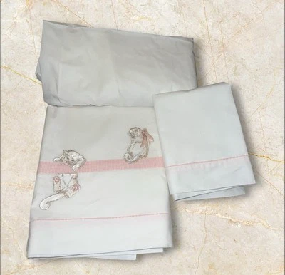 Conjunto de lençóis de berço de linho fino Itália bordado anthea gatos xadrez rosa bebê ajustado - Imagem 1 de 4