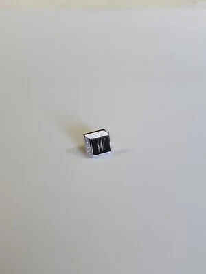 Tachuela inicial "W" con cadena y barra color plata metal de SWANK Foto 1 de 4