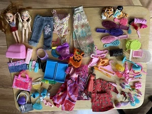 Lotto Barbie bambola e altre marche accessori misti cibo piatti pennelli telefoni ecc - Foto 1 di 6