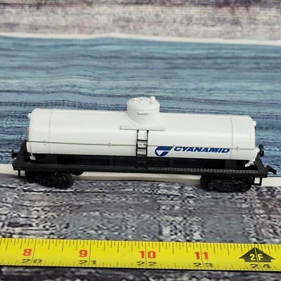Bachmann H.O. scale train Cyanamid white tanker car white/blue  - Image 1 of 4