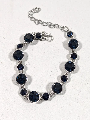 Brazalete de tenis redondo tono plata azul estrás 9 pulgadas incluye extensor Foto 1 de 4