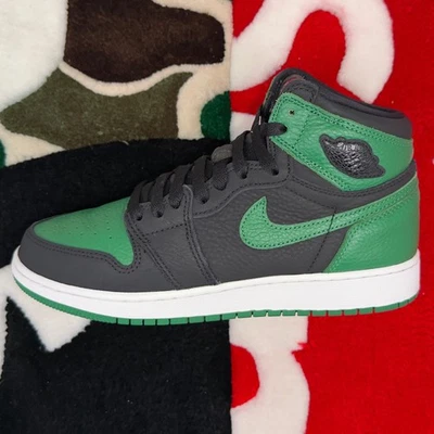 Talla 7Y - Jordan 1 Retro Alto Verde Pino Negro (GS) *LIGERAMENTE USADO* Foto 1 de 4