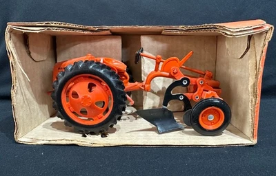 Scale Models 1948 Allis-Chalmers "G" Tractor 1/16 Scale #402 Die-Cast - Image 1 of 4