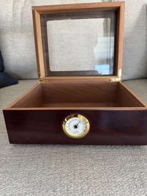 Humidor Supreme Pequeño Humidor de Puros Caja de Madera, Capri con Tapa de Vidrio-Divisor de Cedro Foto 1 de 4