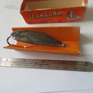 FISHING LURE JOHNSON 2½" SILVER MINNOW IN A NO. 1230 BOX BOTTOM - Picture 1 of 2
