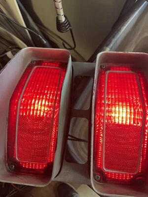 Oldsmobile 442 Cutlass F85 1970 70 luz trasera carcasa y conjunto de lentes buen funcionamiento Foto 1 de 4