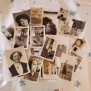 Vintage Fotos von Frauen Schwarz-Weiß Ära 40er, 50er, 60er Set 30 - Bild 1 von 9