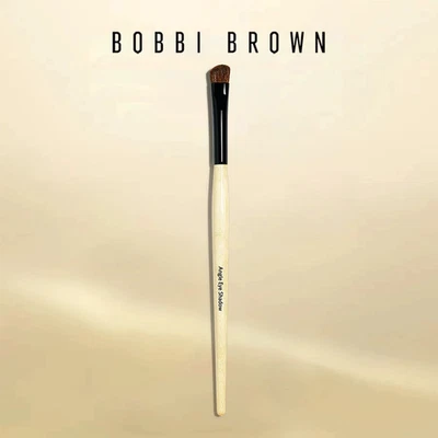 ANGLE EYE SHADOW Brush - Eye Makeup Collection Brush - Image 1 of 4