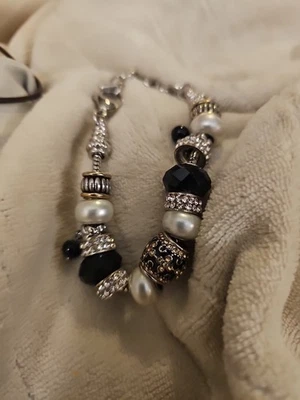 BELLA PERLINA BRAZALETE EN CAJA NEGRO, PLATEADO, BLANCO CON CUENTAS APROXIMADAMENTE 8 PULGADAS Foto 1 de 2