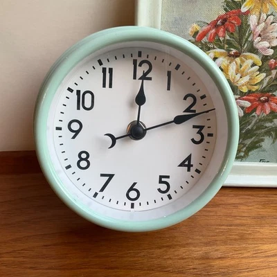 LINDO Reloj de Pared Redondo Retro Pequeño - Funciona con Pilas Verde Espuma de Mar 6" X 2 1/4" Foto 1 de 4