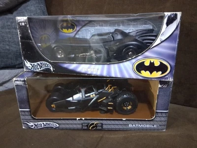 Hotwheels Metal Collection 2003 Batmobile & 2004 Batmobile Tumbler 1:18 Scale Foto 1 de 4
