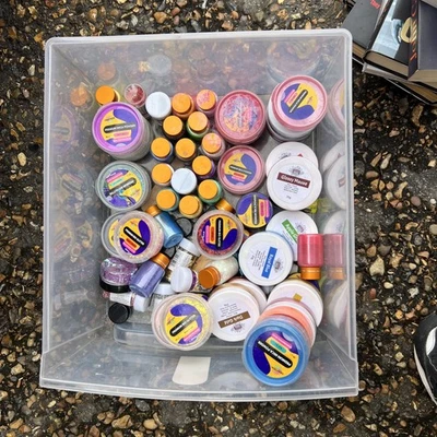 30+ pots of FizzyWhiz Mica Powder 20g Assorted Colours and Glitter Set.  - Image 1 of 4