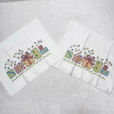 Juego de 2 fundas de almohada navideñas cosidas en cruz regalos y luces hechas a mano Foto 1 de 3