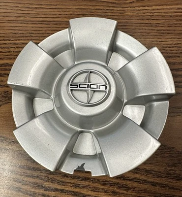 2008 - 2015 SCION XB СЕРЕБРЯНЫЙ МЕТАЛЛИЧЕСКИЙ OEM ЦЕНТРАЛЬНЫЙ КОЛПАК P/N PT904-52081 - Изображение 1 из 4
