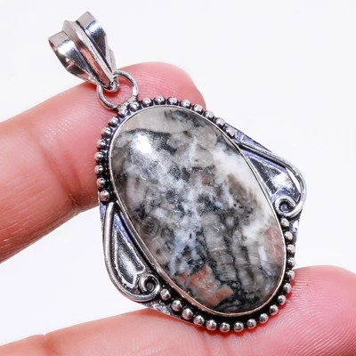 Ciondolo pietra preziosa ovale corallo fossile nero fatto a mano antico regal... - Immagine 1 di 4