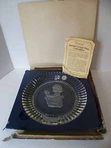 Goebel Annual Crystal Glass Plate 1981 Fourth Edition Little Girl & Teddy Bear - Picture 1 of 7
