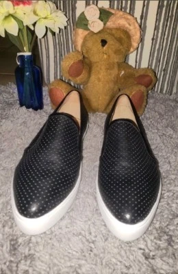 Zapatos sin cordones de cuero negro para mujer Foto 1 de 3