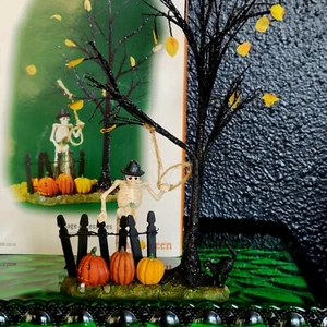 Accesorios Dept 56 Halloween 2005 Colgando alrededor #53214 Snow Village ¡Retirado! - Imagen 1 de 9