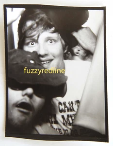 Cabina de fotos arcade de colección de los años 80 HOMBRES JÓVENES sombreros caras divertidas ojos locos #1 - Imagen 1 de 2