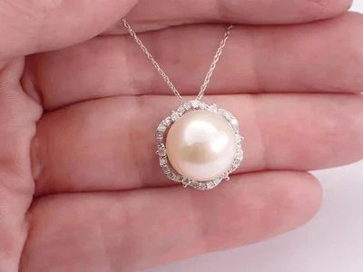 Colgante enchapado en oro blanco de 14 quilates de perla blanca genuina de corte redondo de 3 quilates con montura de flores Foto 1 de 4