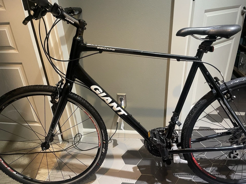 Giant Escape 3 Hybrid Bike – Used, Good Condition PICKUP ONLY  - Image 1 of 4