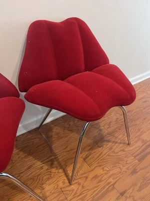 One Mid Century 现代休闲椅红色唇丝绒复古金属腿 — 第 1/4 张图片