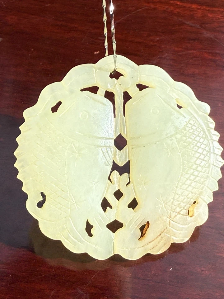 Antiguo colgante chino de jade tallado doble pez Foto 1 de 4