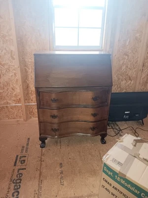 Antiguo escritorio de secretaria de caoba con patas de garra Foto 1 de 3