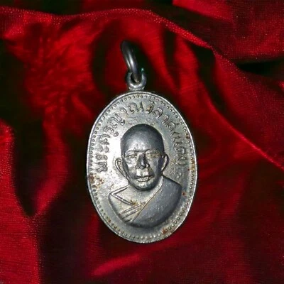 collar colgante, talismán, encanto Luang Pho Daeng Foto 1 de 2