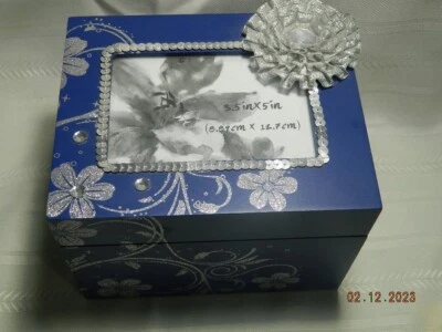 Caja de fotos azul brillo brillo, secuencia y pedrería flor plateada Foto 1 de 4