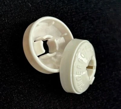 2X Tapa de carrete (pequeña) #179967-463 (#507664-454) para Singer 1000 Futura, etc. Foto 1 de 2