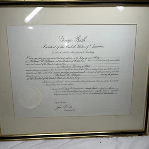 Documento de nombramiento del Secretario de Estado Adjunto del Departamento de Estado de los Estados Unidos 1989 firmado - Imagen 1 de 16