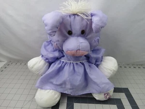 Vintage Plüsch 1987 Fisher Price PuffaLumps Nylon lila Schwein mit Kleid 17 Zoll - Bild 1 von 8