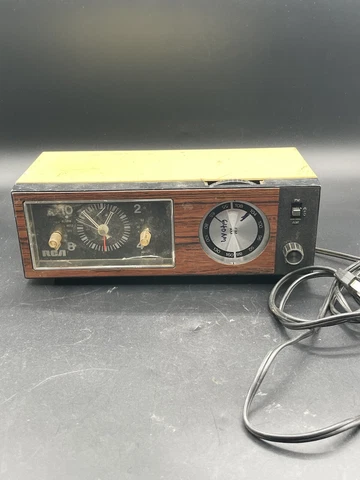 Vintage RCA  RWS849Y-V WHITE Vibra Am/FM Analog Clock Radio Cover
