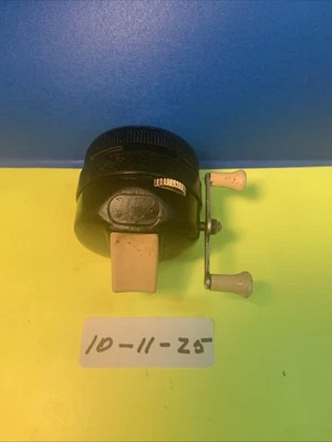Carrete de pesca vintage Zebco 202 Spincast EE. UU. pie de metal 1 remache NECESITA LIMPIEZA Foto 1 de 4